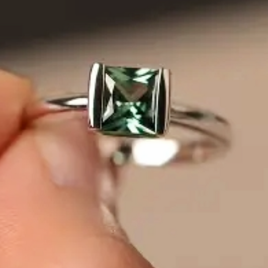 astra_verde_ring_han_held
