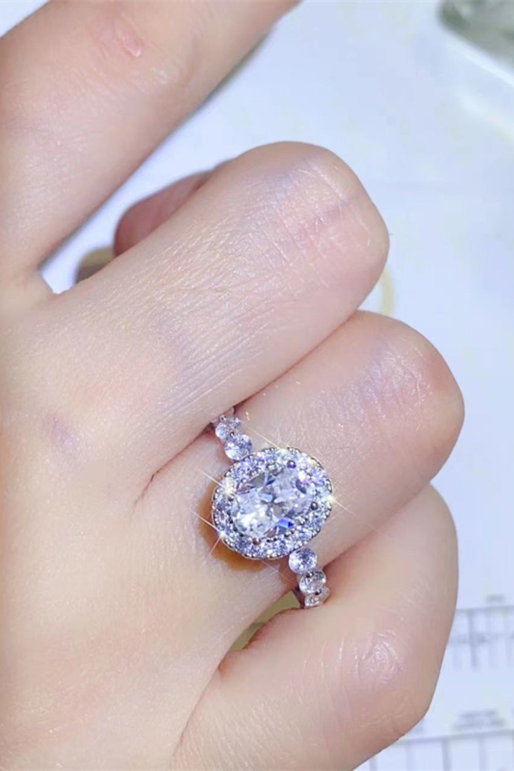 Erin Lee™ – 1 Carat Moissanite Halo Ring, Platinum-Plated Brilliance